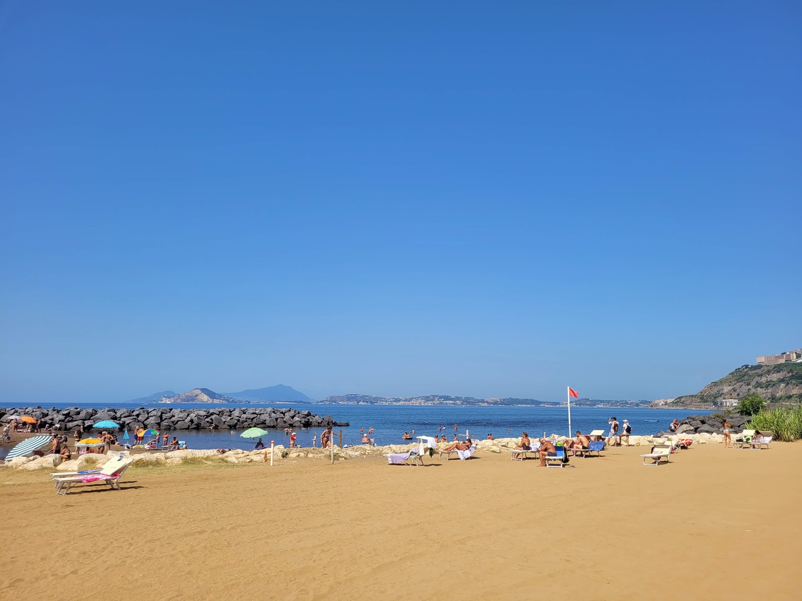 Foto van Spiaggia di Bagnoli met ruim strand
