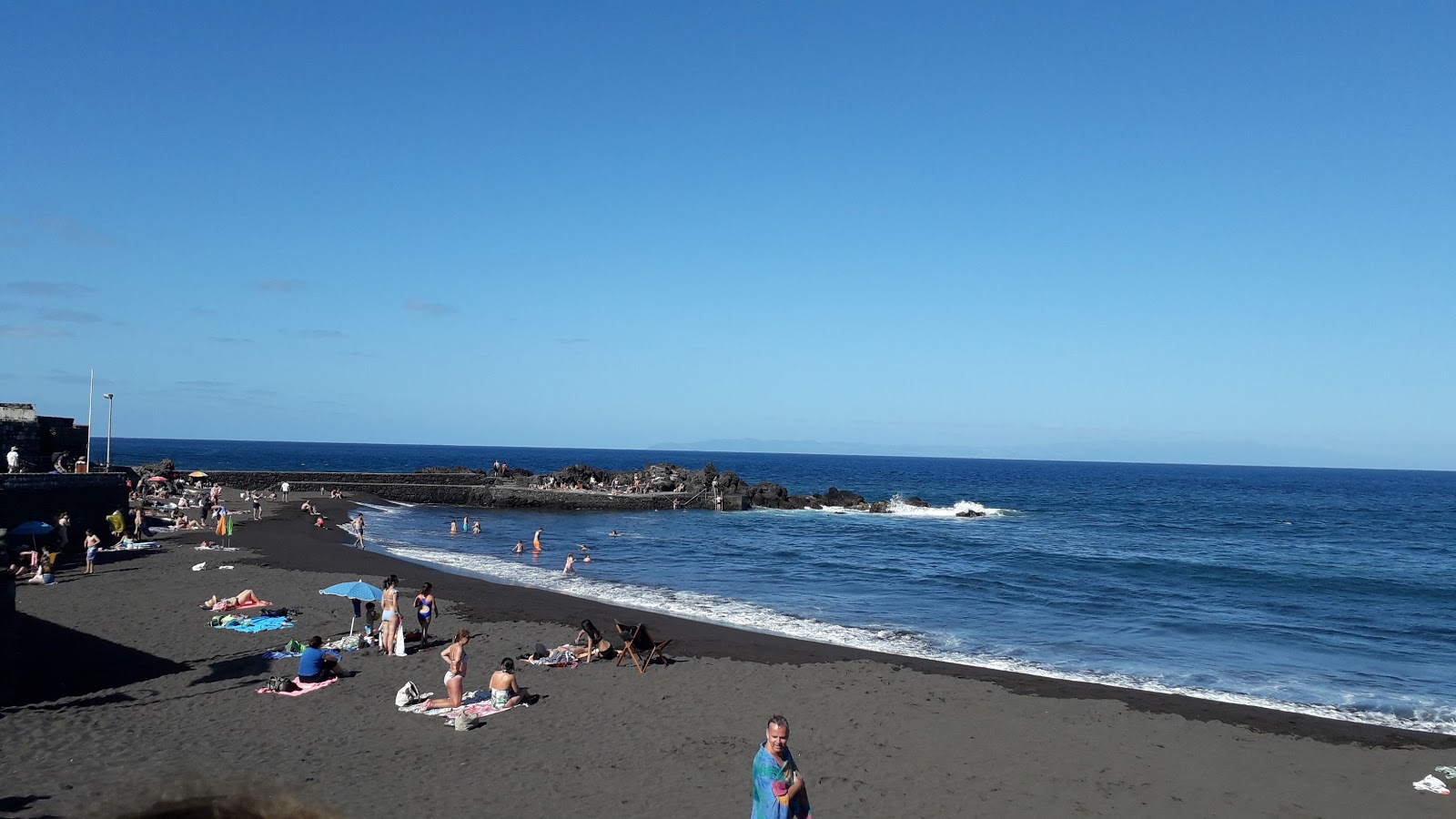 Foto von Praia de Almoxarife von Klippen umgeben