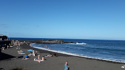 Foto von Praia de Almoxarife von Klippen umgeben