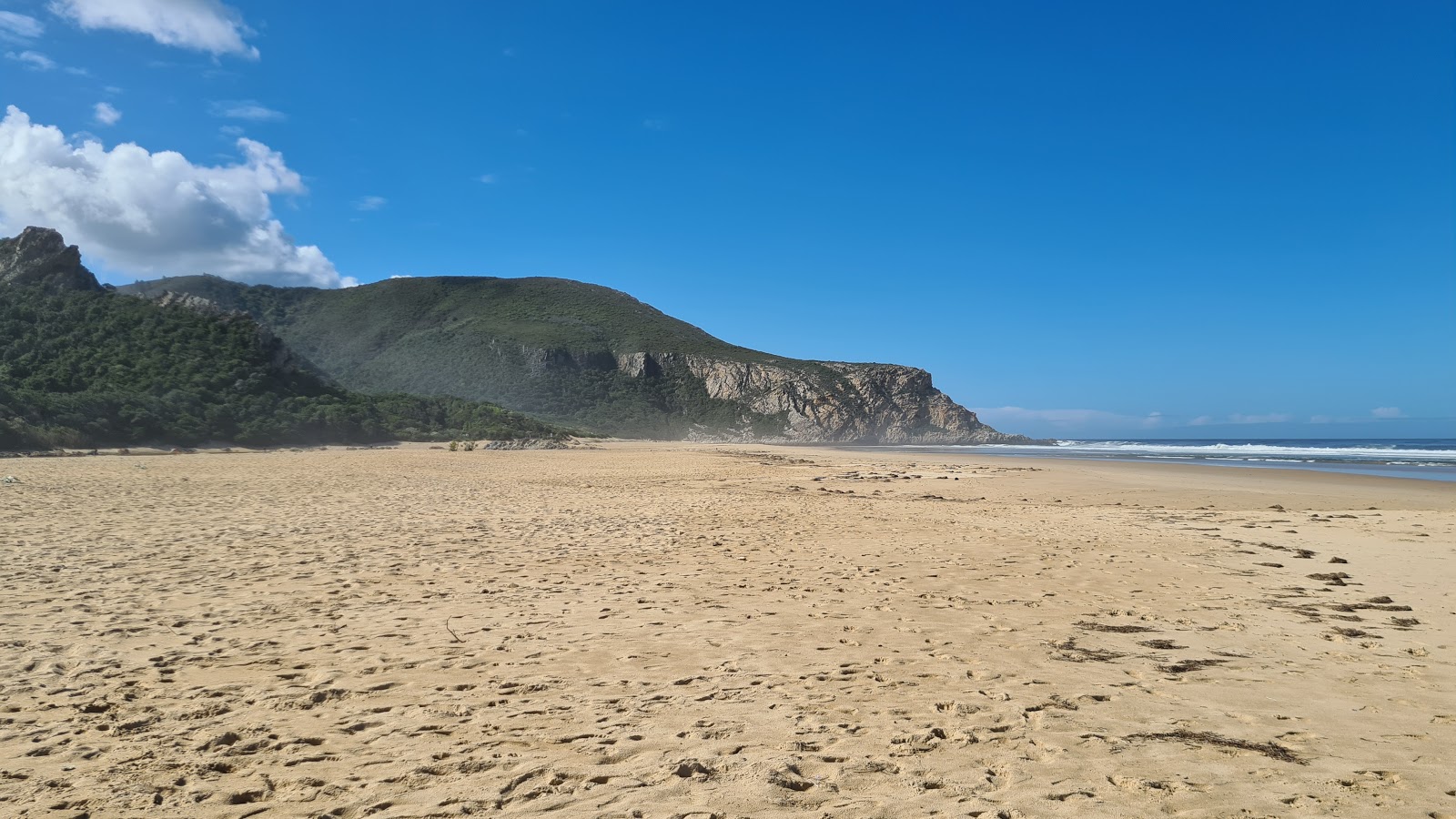 Nature's Valley beach的照片 带有碧绿色纯水表面