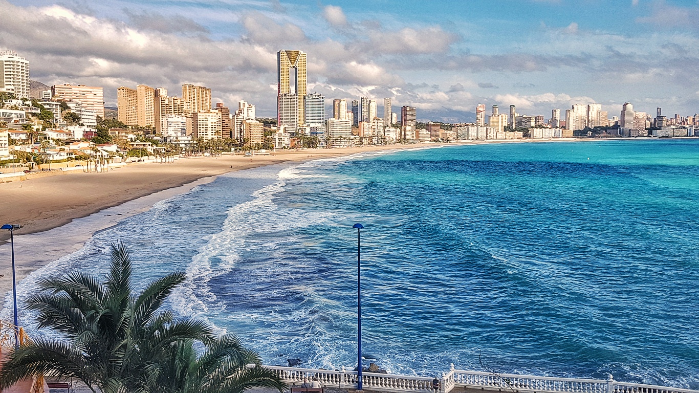 Playa de Poniente'in fotoğrafı çok temiz temizlik seviyesi ile
