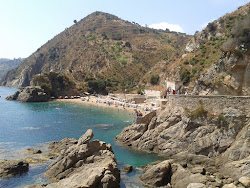 Foto av Plage Miramar omgiven av klippor