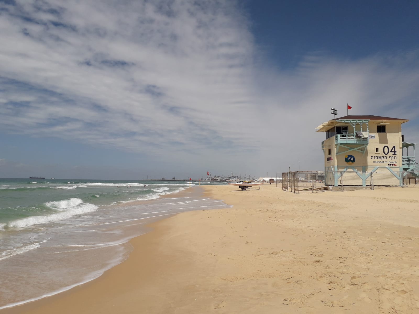 Fotografie cu Oranim beach cu o suprafață de apa turcoaz