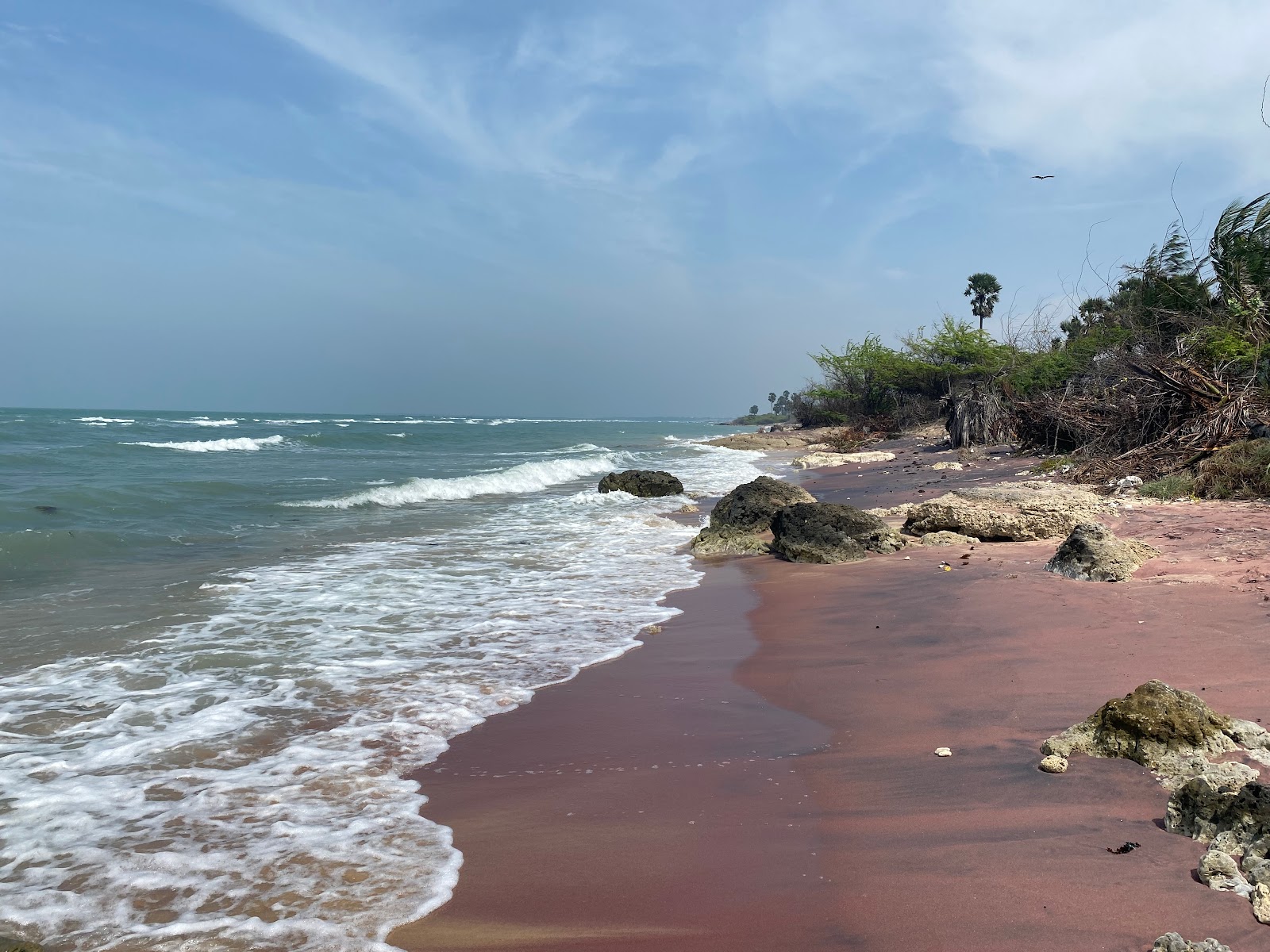 Foto van Coral Casita Beach met helder zand & rotsen oppervlakte