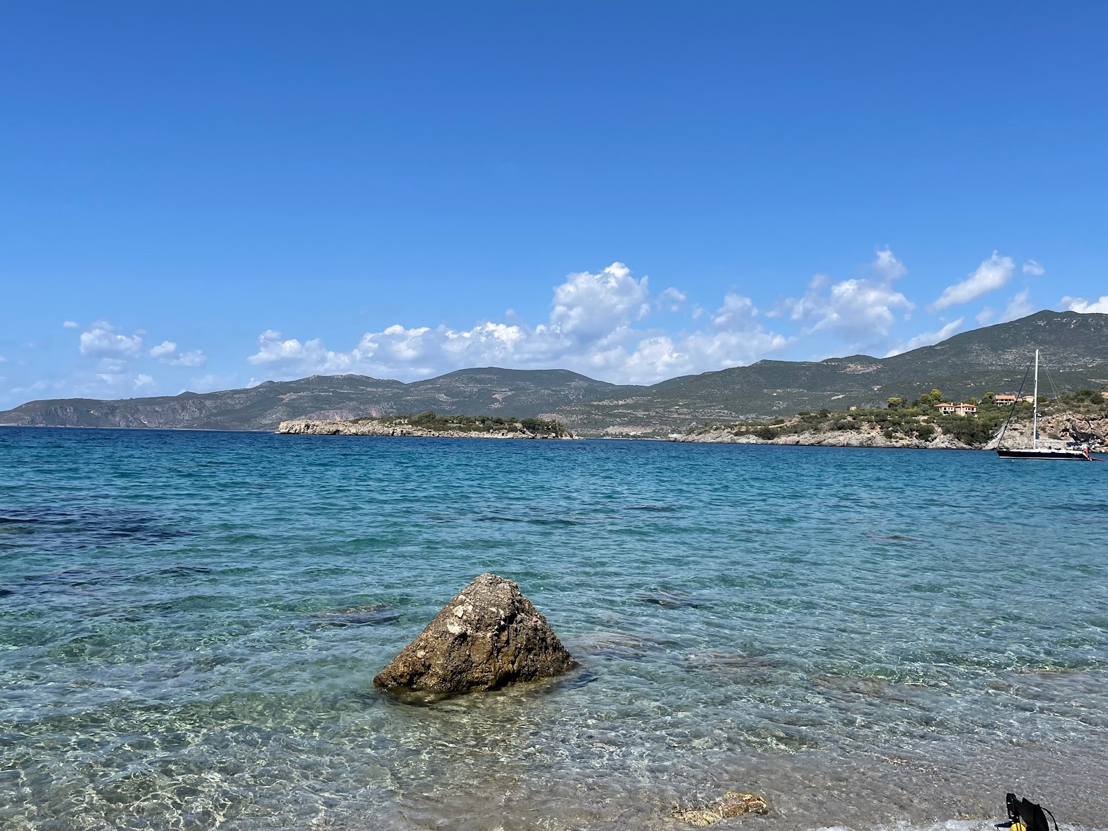 Foto von Amoni Beach umgeben von Bergen