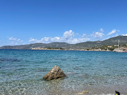 Foto von Amoni Beach umgeben von Bergen