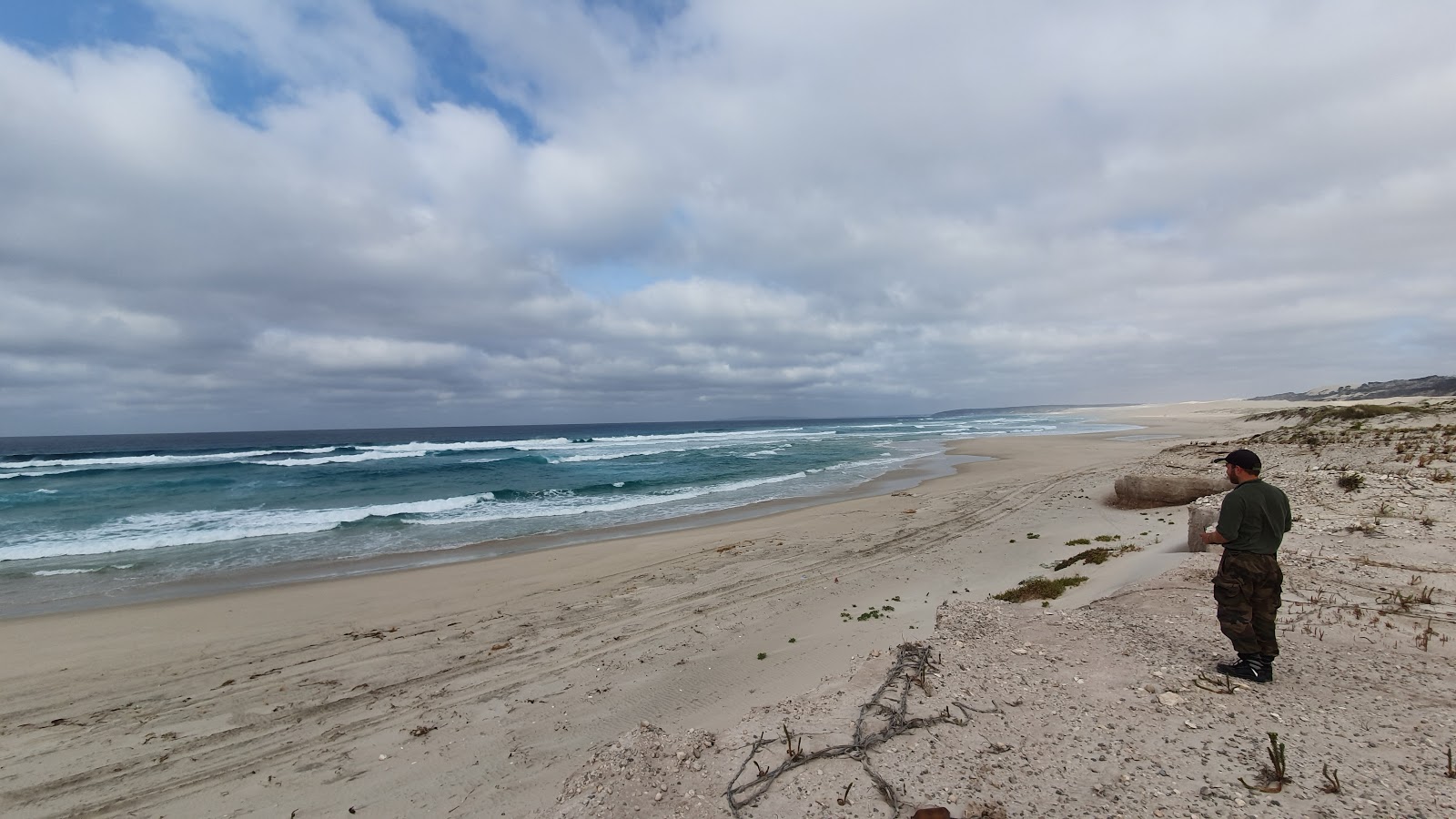 Fotografija Reef Beach z svetel pesek površino