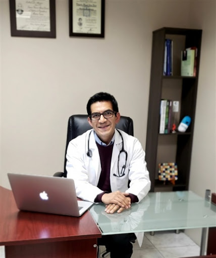 Dr. Edgardo Misael Vega Peña, Gastroenterólogo