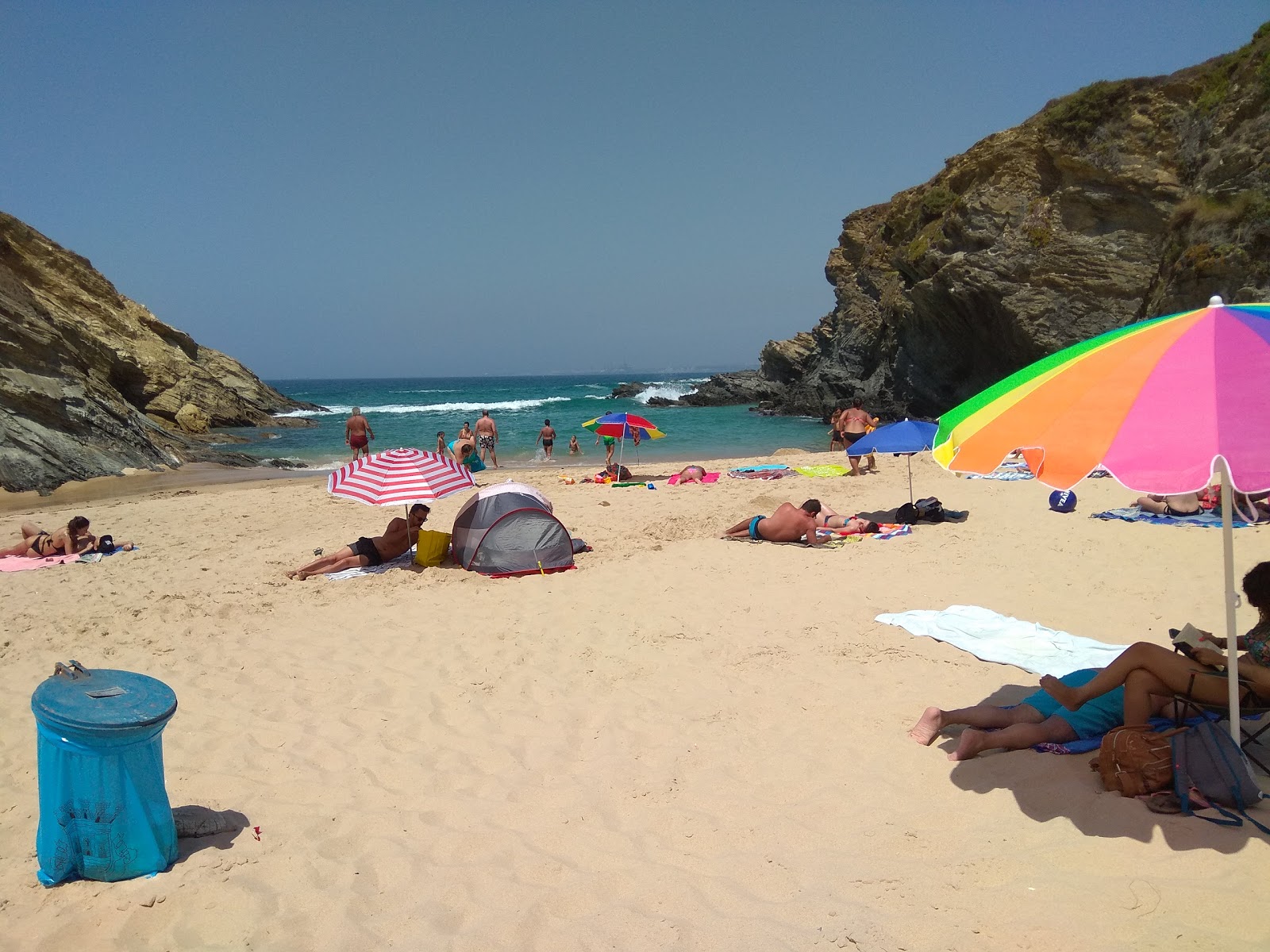Playa Praia Serro da Aguia (Porto Covo, Alentejo) en el mapa con fotos y opiniones🏖️ BeachSearcher.com