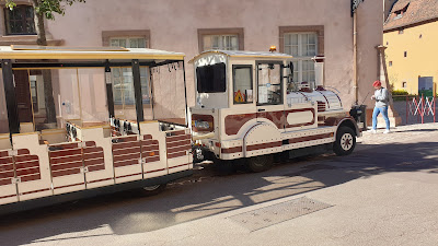 Petit train touristique (blanc) à Colmar