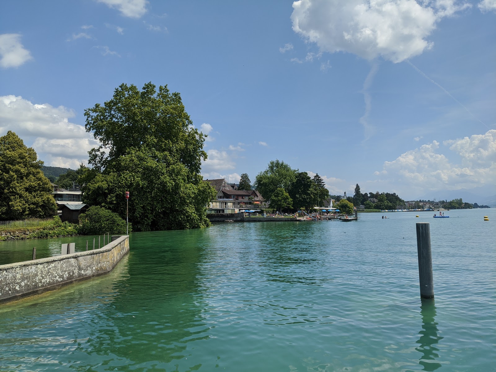 Foto van Strandbad Uetikon met verharde betonnen oppervlakte oppervlakte