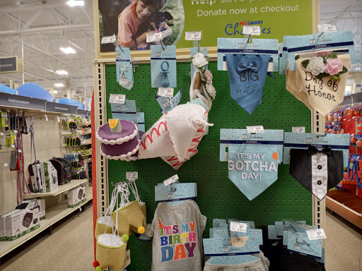 Pet Supply Store «PetSmart», reviews and photos, 1203 N Landing Way, Renton, WA 98057, USA