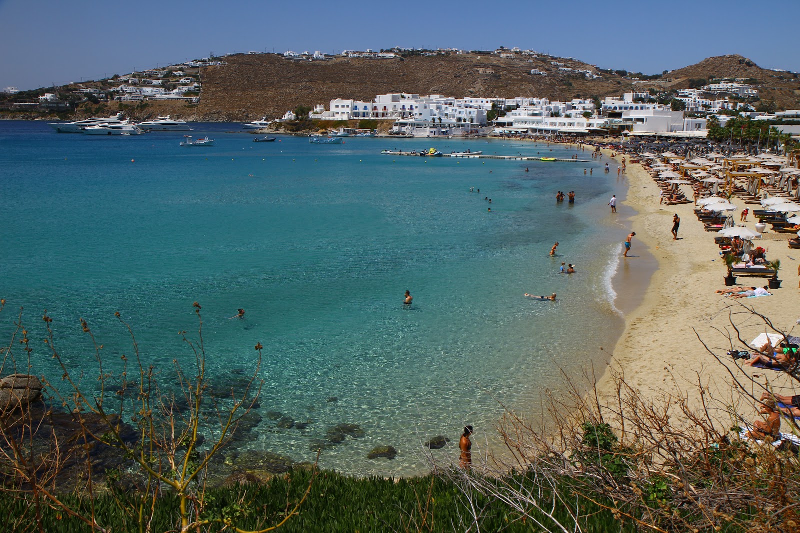 Platis Gialos Plajı'in fotoğrafı geniş ile birlikte