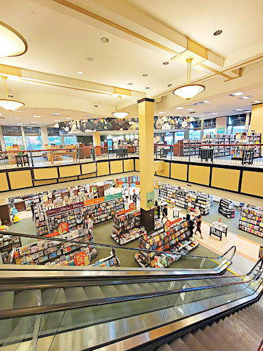 Book Store «Barnes & Noble», reviews and photos, 47 E Chicago Ave, Naperville, IL 60540, USA