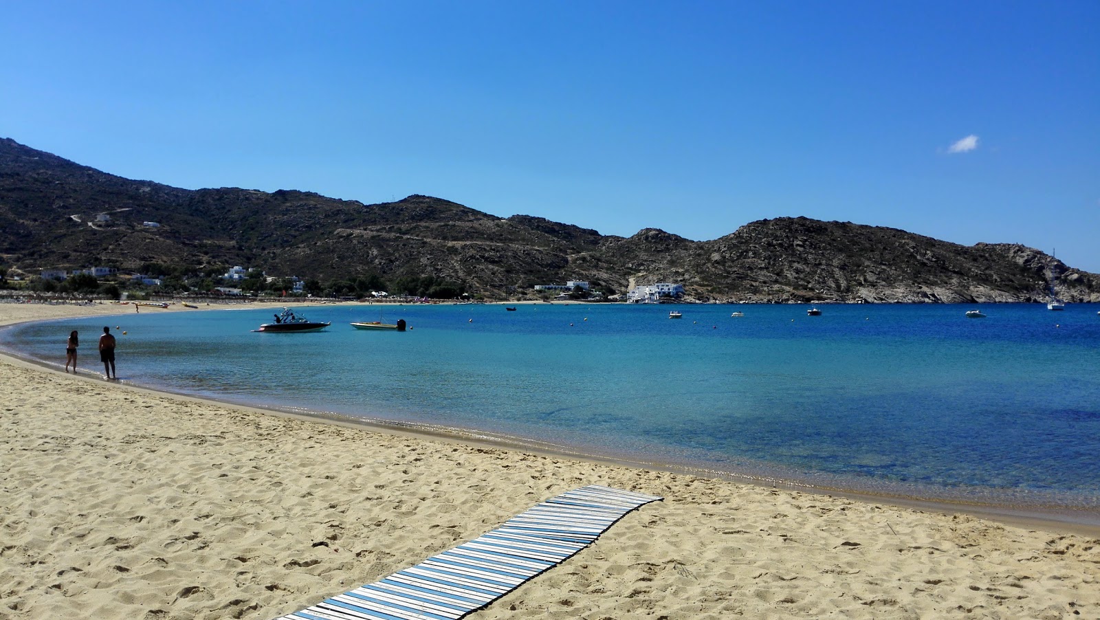 Foto von Mylopotas Strand und die siedlung