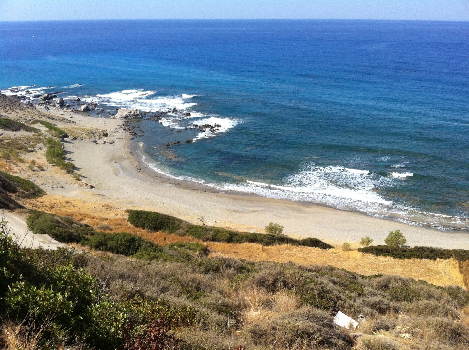 Foto von Triopetra beach mit türkisfarbenes wasser Oberfläche