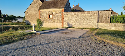 Aire de camping-car St Genouph à Saint-Genouph