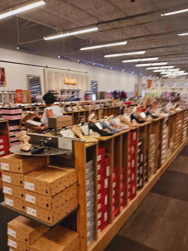 Shoe Store «DSW Designer Shoe Warehouse», reviews and photos, 6971 Grand Ave, Gurnee, IL 60031, USA