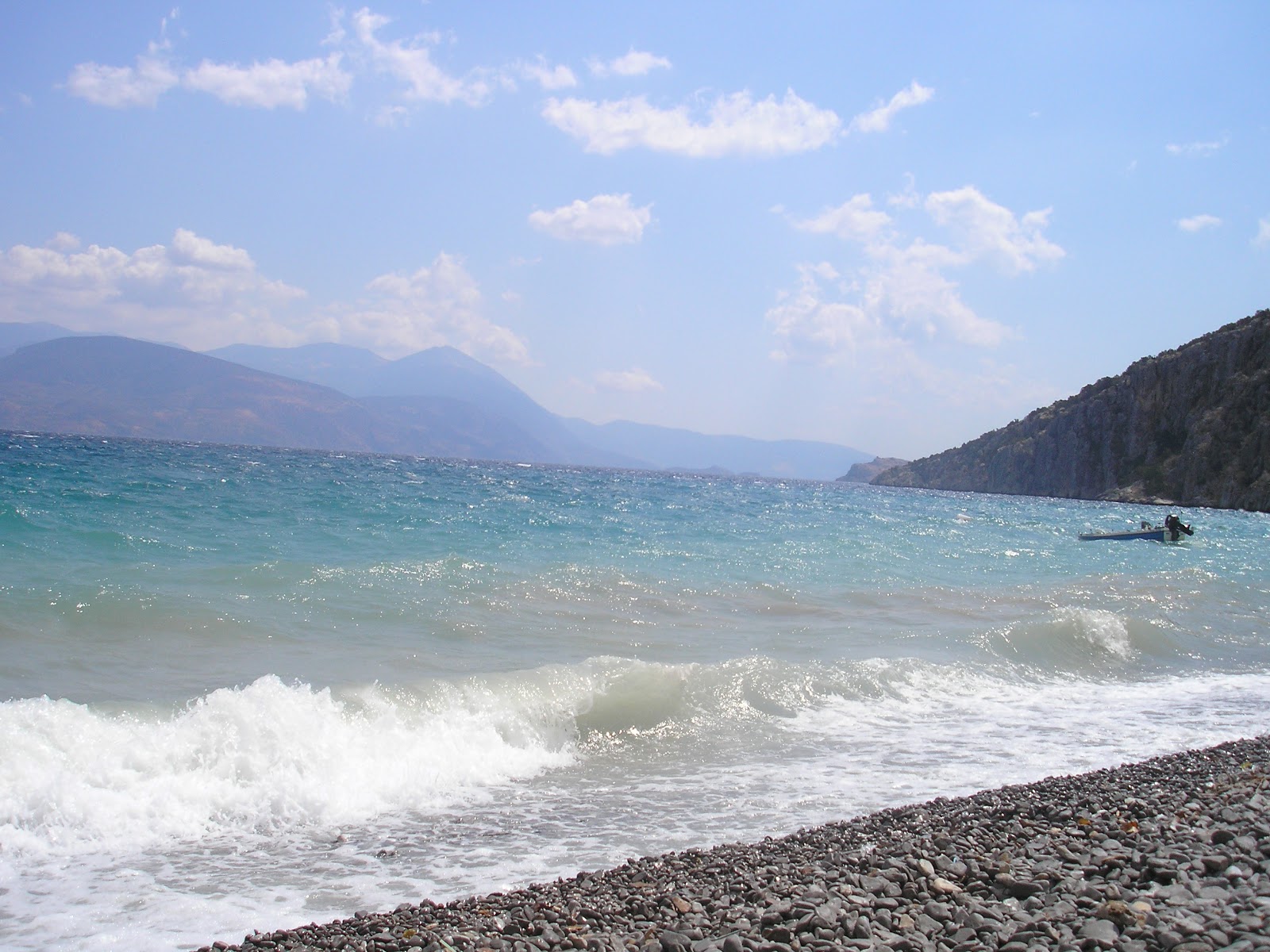 Foto di Prosakos beach con una superficie del ciottoli beige