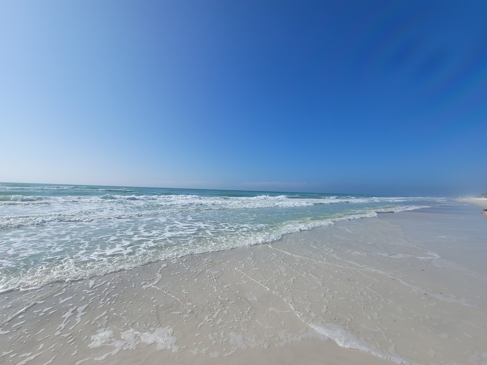 Foto de Bayfront Park beach com areia brilhante superfície