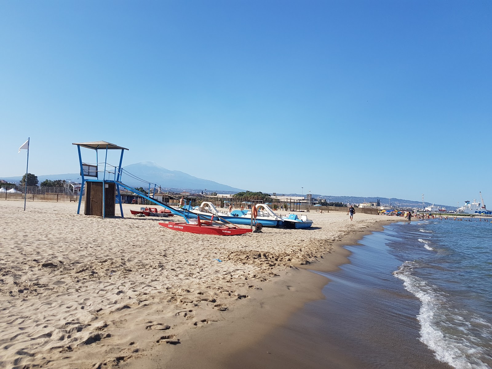 Spiaggia Di Catania的照片 带有明亮的细沙表面