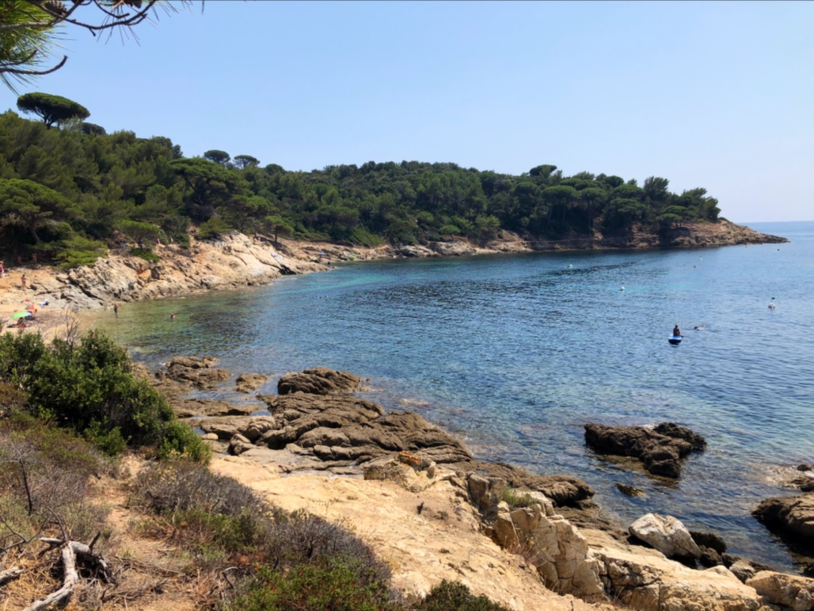 Foto di Plage de Gigaro con una superficie del acqua cristallina