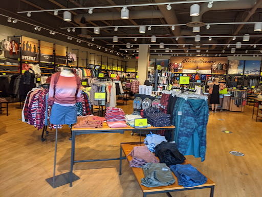 Clothing Store «Eddie Bauer Outlet», reviews and photos, 18501 Outlet Blvd #300, Chesterfield, MO 63005, USA