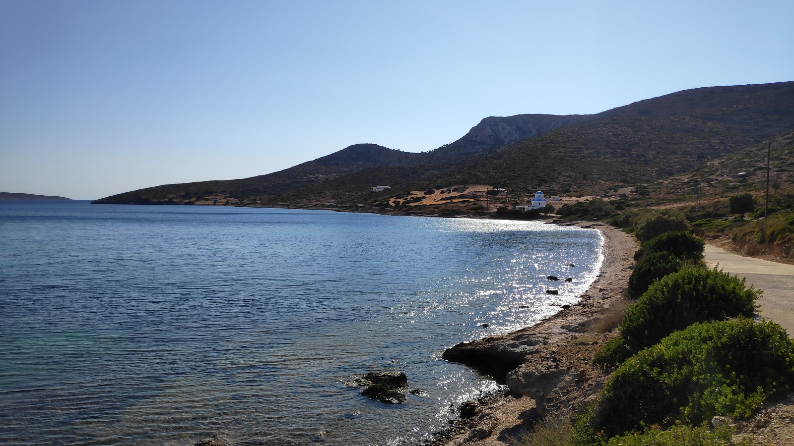 Kampos beach'in fotoğrafı geniş bir kıyı şeridi ile birlikte