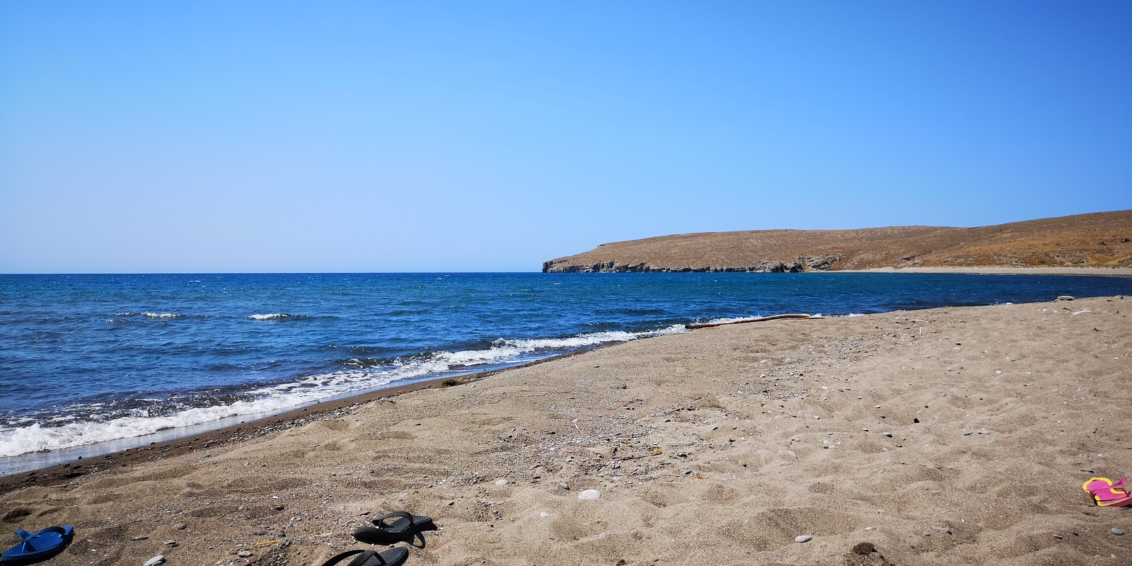 Foto van Tsichlionta beach met licht groen water oppervlakte