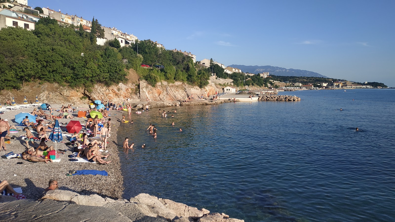 Crikvenica beach'in fotoğrafı dağlarla çevrili