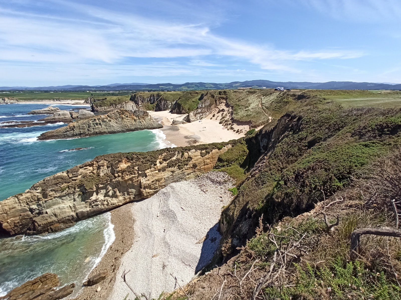 Foto av Playa del Sarello med vit sand yta