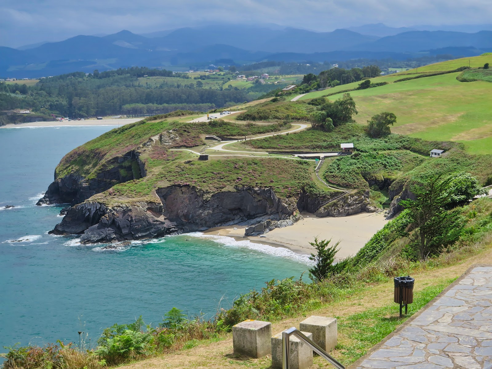 Photo de Playa de Arnielles avec un rivage droit