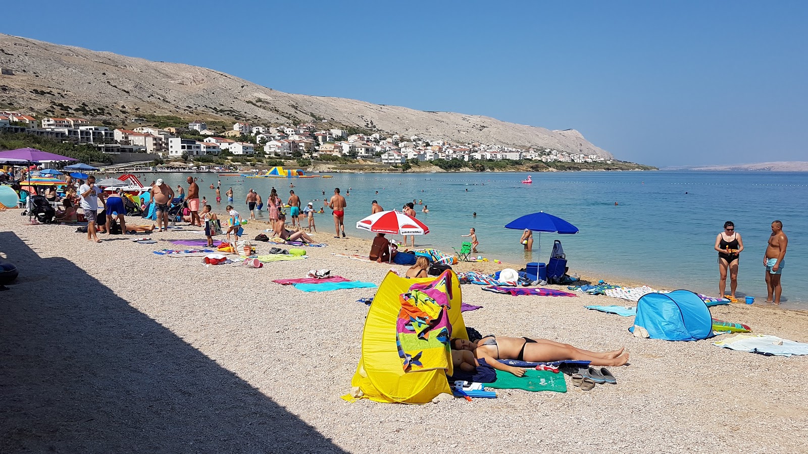 Photo de Plage Principale de Pag protégé par des falaises