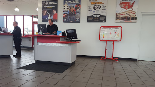 Tire Shop «Discount Tire Store - Naperville, IL», reviews and photos, 535 Fort Hill Dr, Naperville, IL 60540, USA