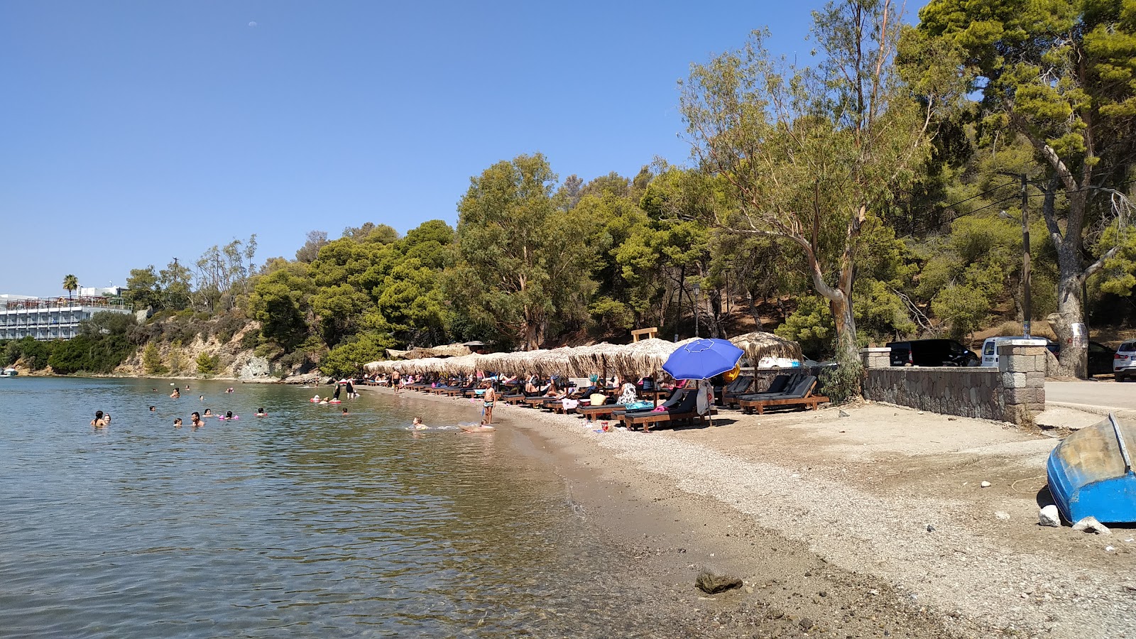 Foto von Paralia Mikro Neorio mit kleine, beiger kiesel Oberfläche