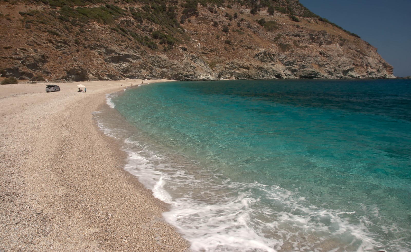 Fotografie cu Giannitsi beach sprijinit de stânci