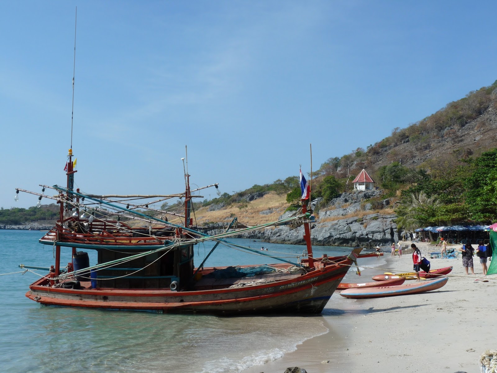 Foto av Tham Phang Beach omgiven av klippor