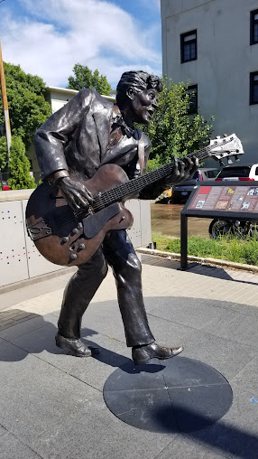 Chuck Berry Statue