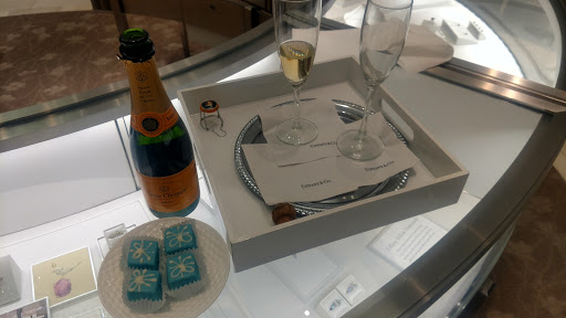 Jewelry Store «Tiffany & Co.», reviews and photos, 1 Garden State Plaza Blvd, Paramus, NJ 07652, USA