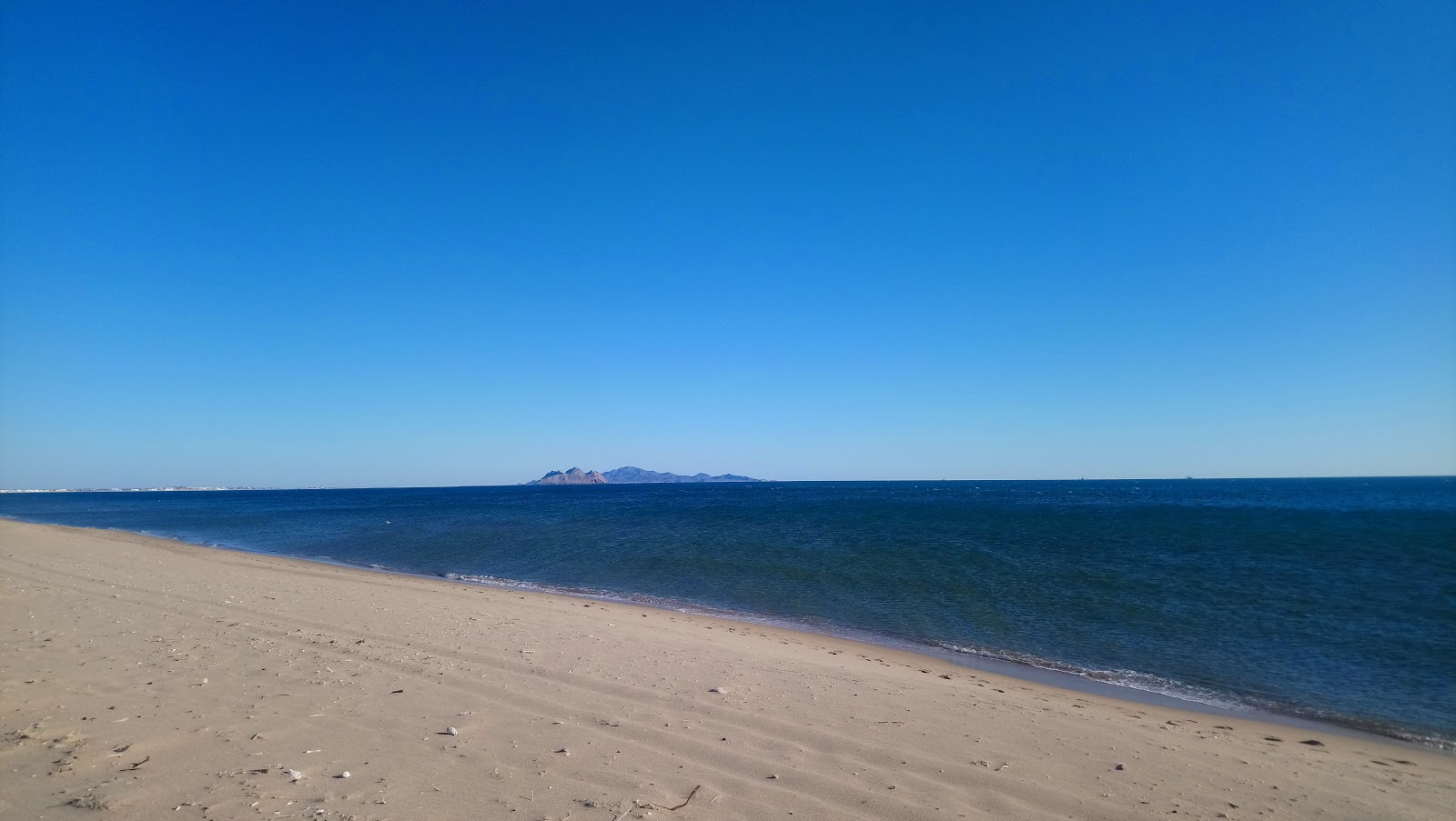 Foto de Playa Bahía de Kino II con agua cristalina superficie