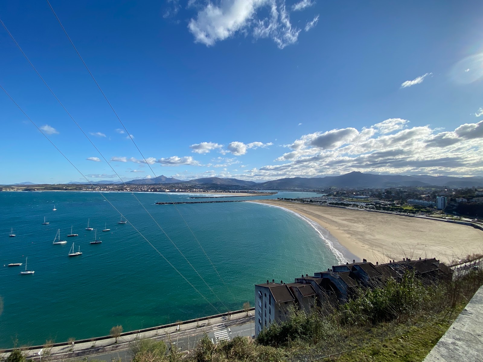 Zdjęcie Plaża Hondarribia poparte klifami