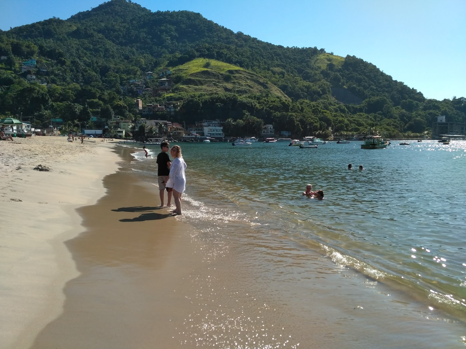 Foto von Strand von Conceicao de Jacarei von Klippen umgeben