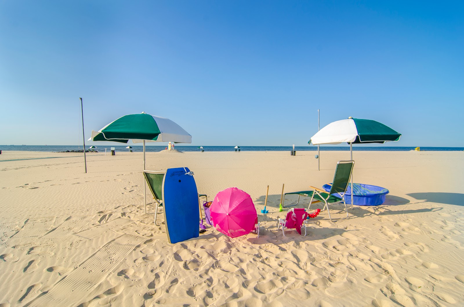 Foto af Atlantic Beach med lys sand overflade