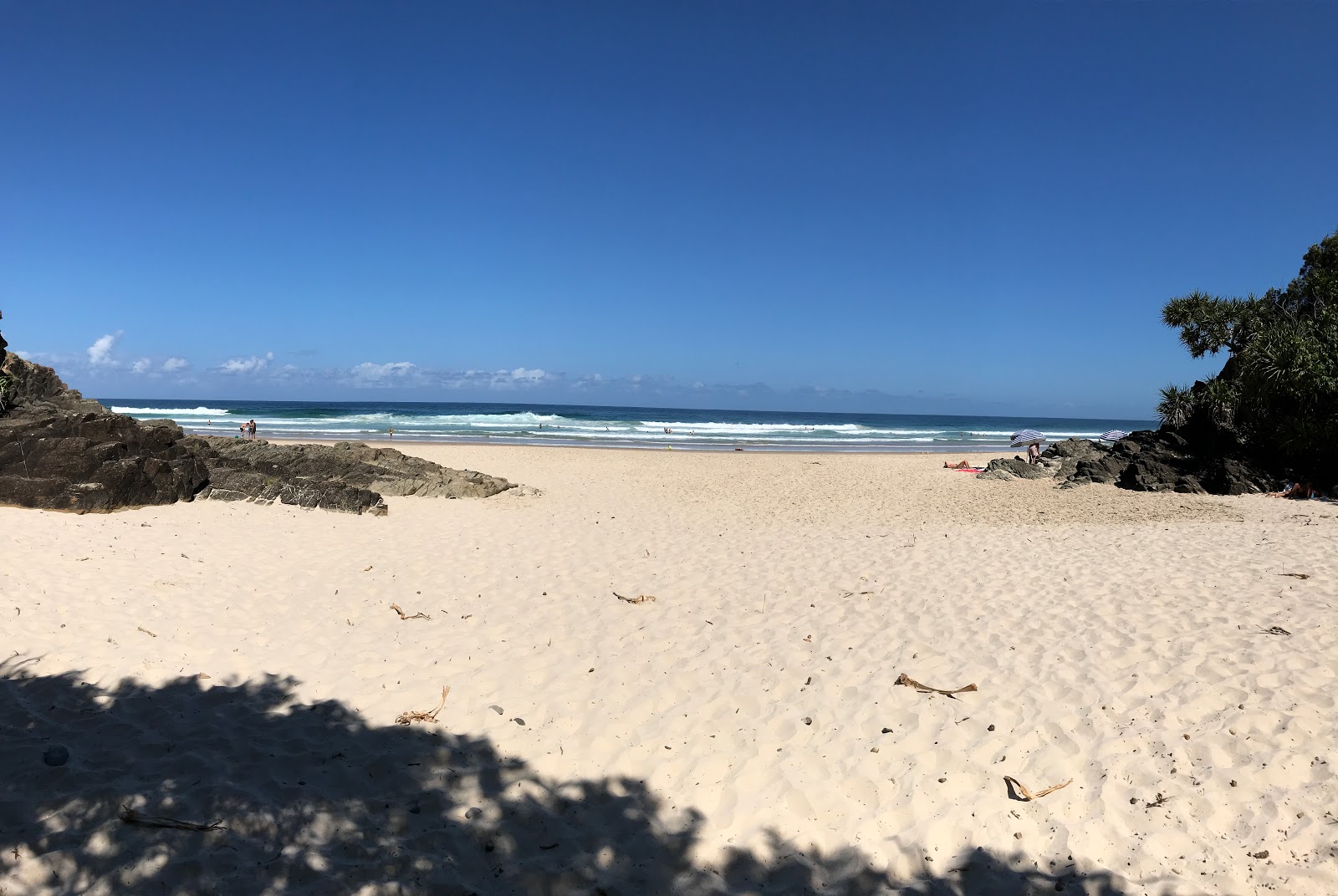 Photo de Whites Beach entouré de montagnes