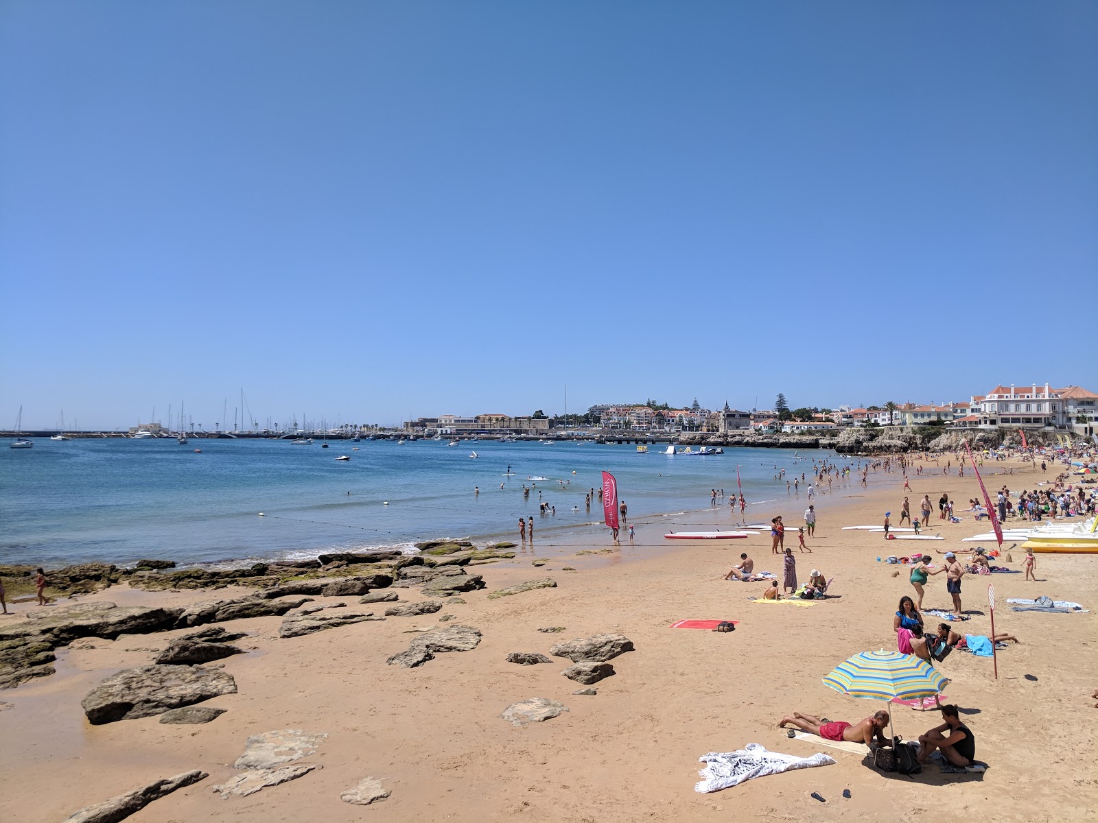 Foto de Praia da Duquesa com praia espaçosa