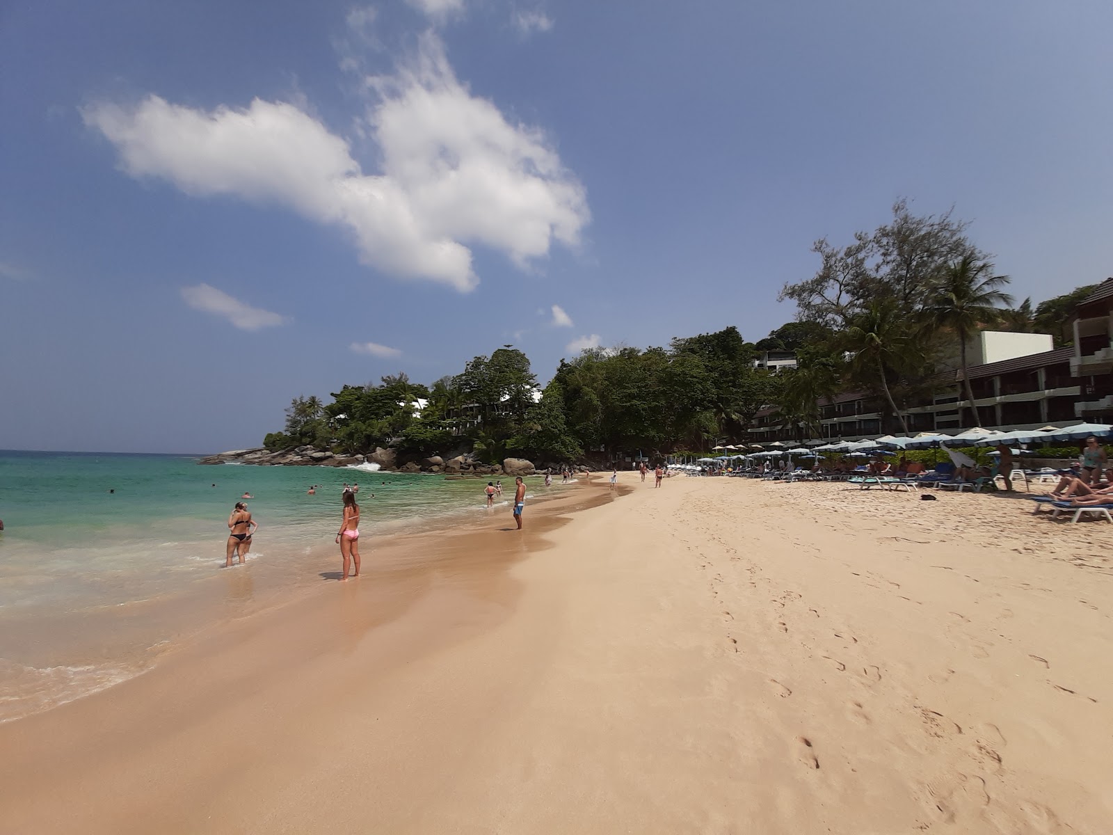 Foto de Praia de Kata Noi com areia brilhante superfície