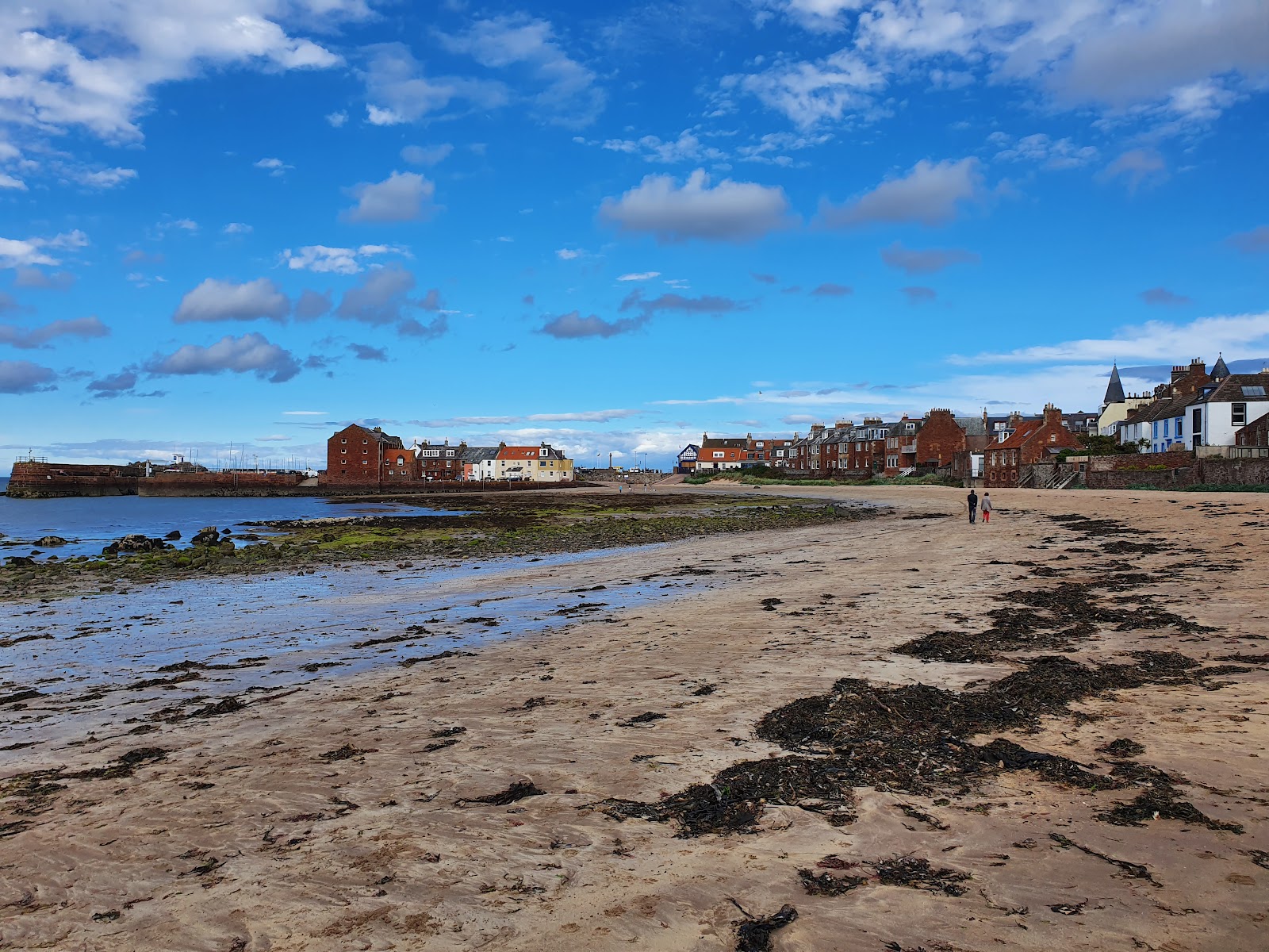 Foto de West Bay Beach - lugar popular entre os apreciadores de relaxamento