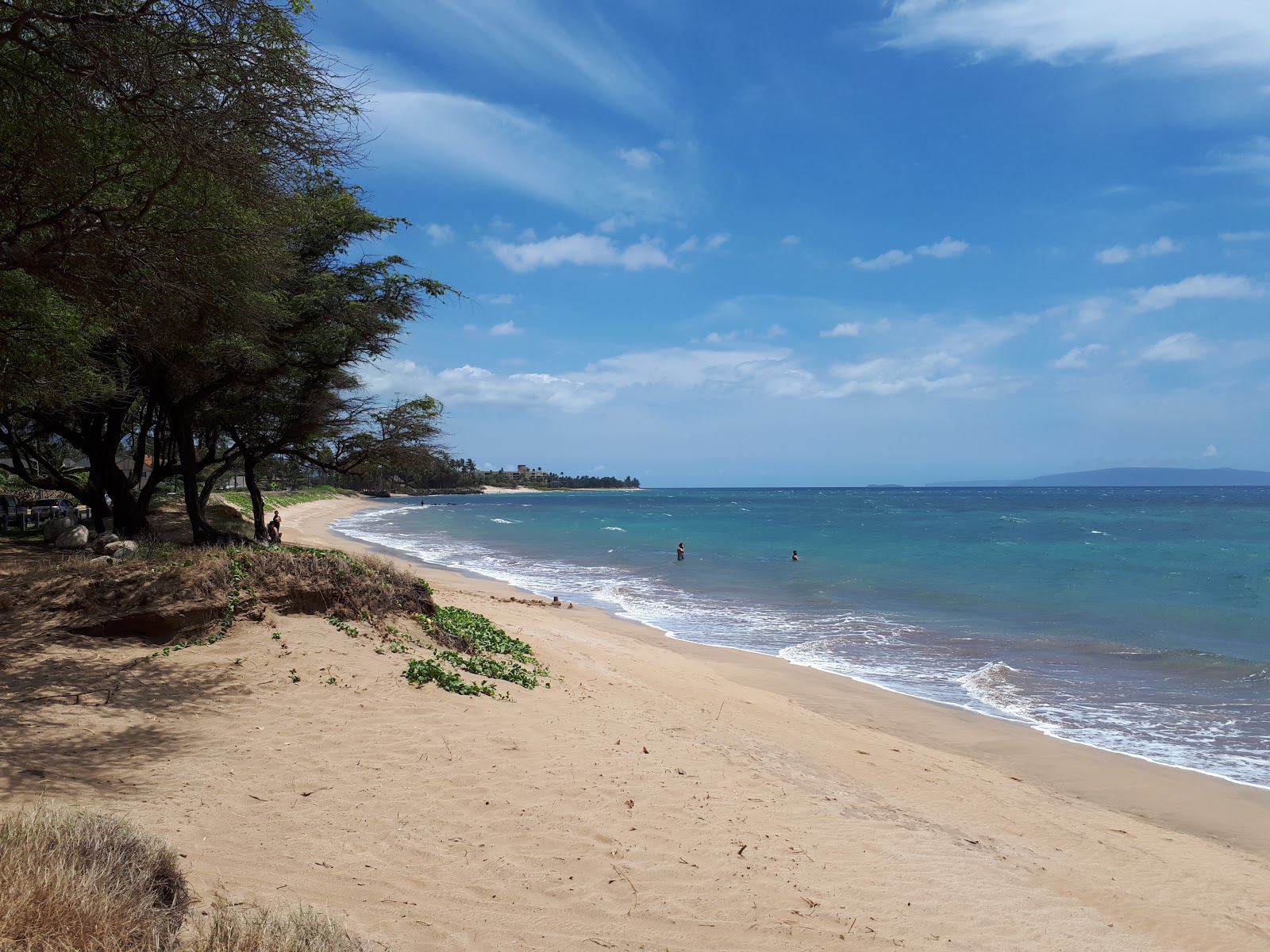 Foto van Kaipukaihina Beach met helder zand oppervlakte