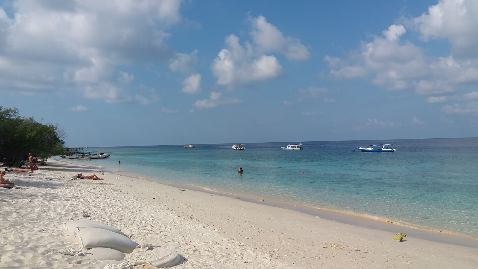 Zdjęcie Plaża Gili Meno z powierzchnią beżowy piasek