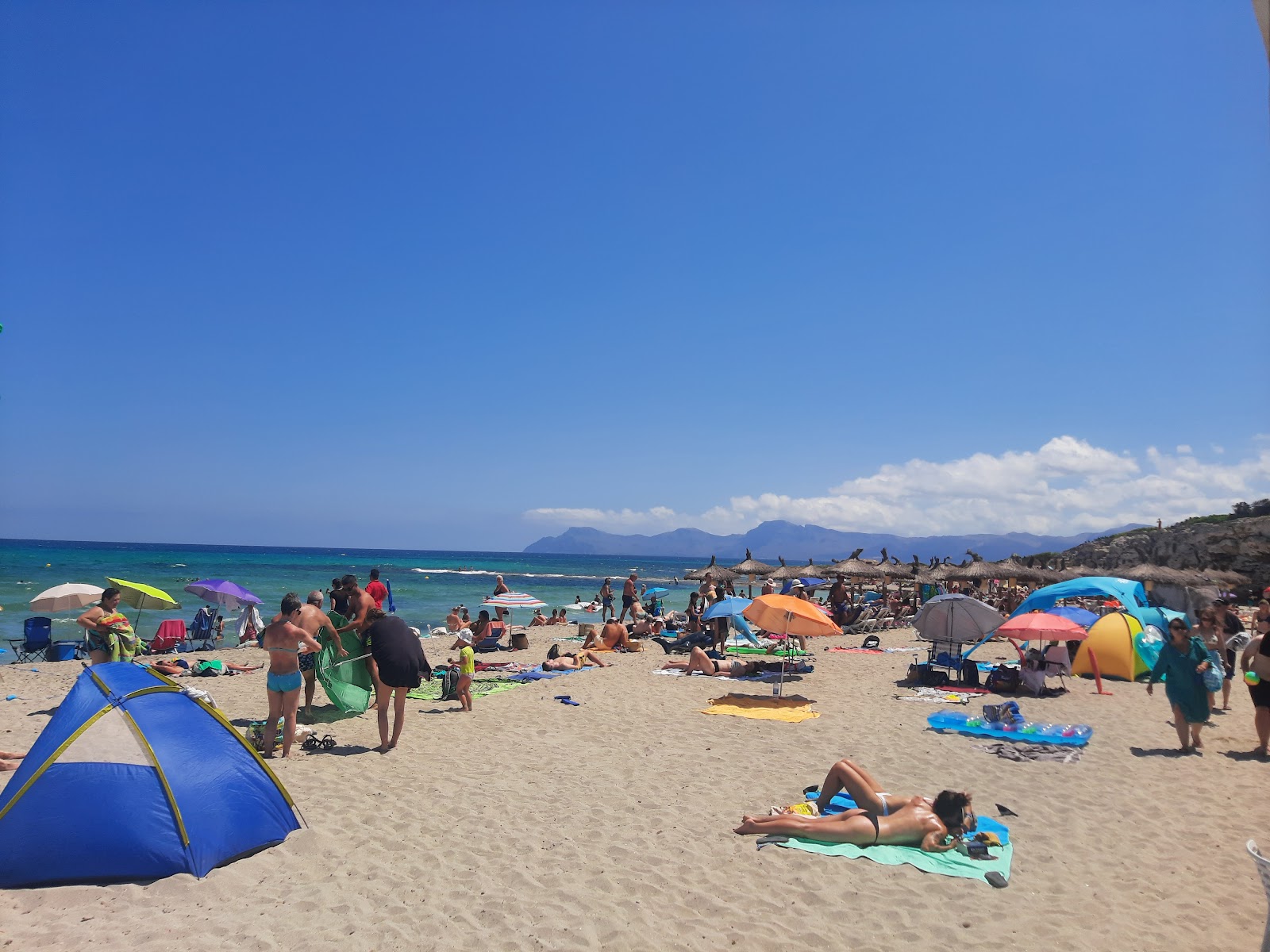 Platja de Son Baulo'in fotoğrafı geniş bir kıyı şeridi ile birlikte